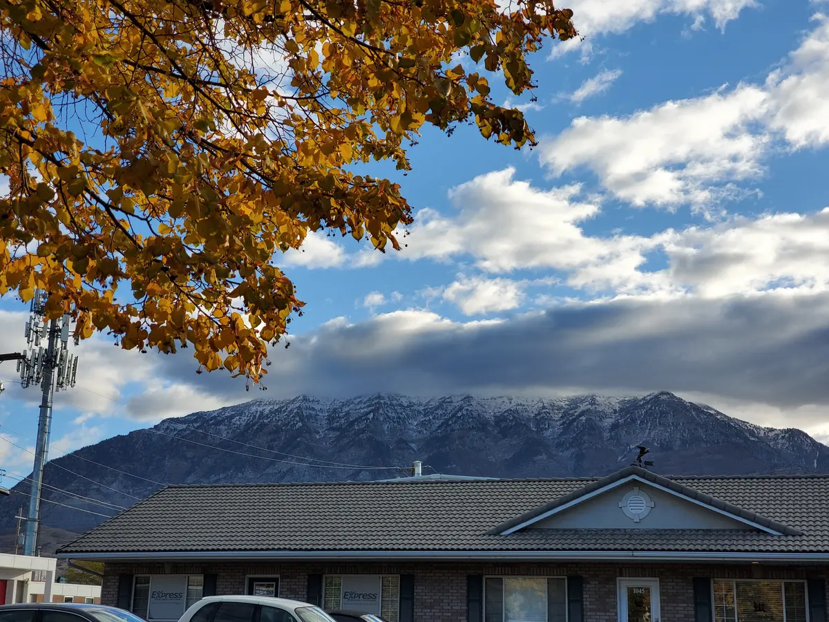 美国山地社区、住宅与雪山景观