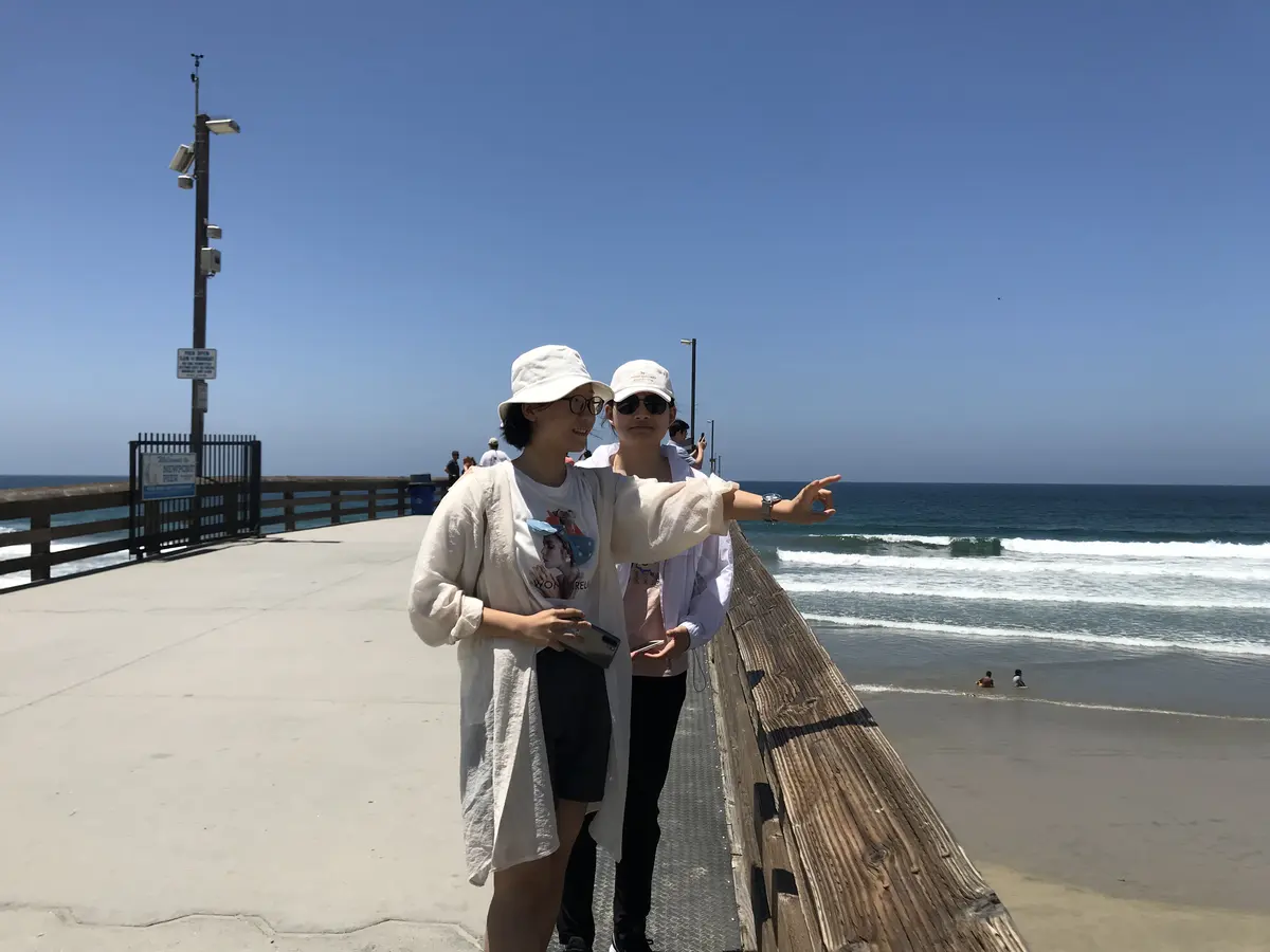 学生在美国海滨栈桥参加户外研学