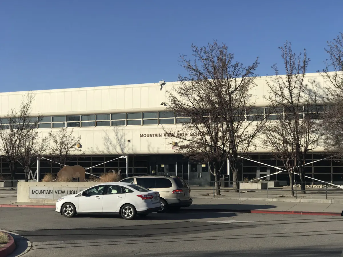 Mountain View High School 教学楼与校园入口