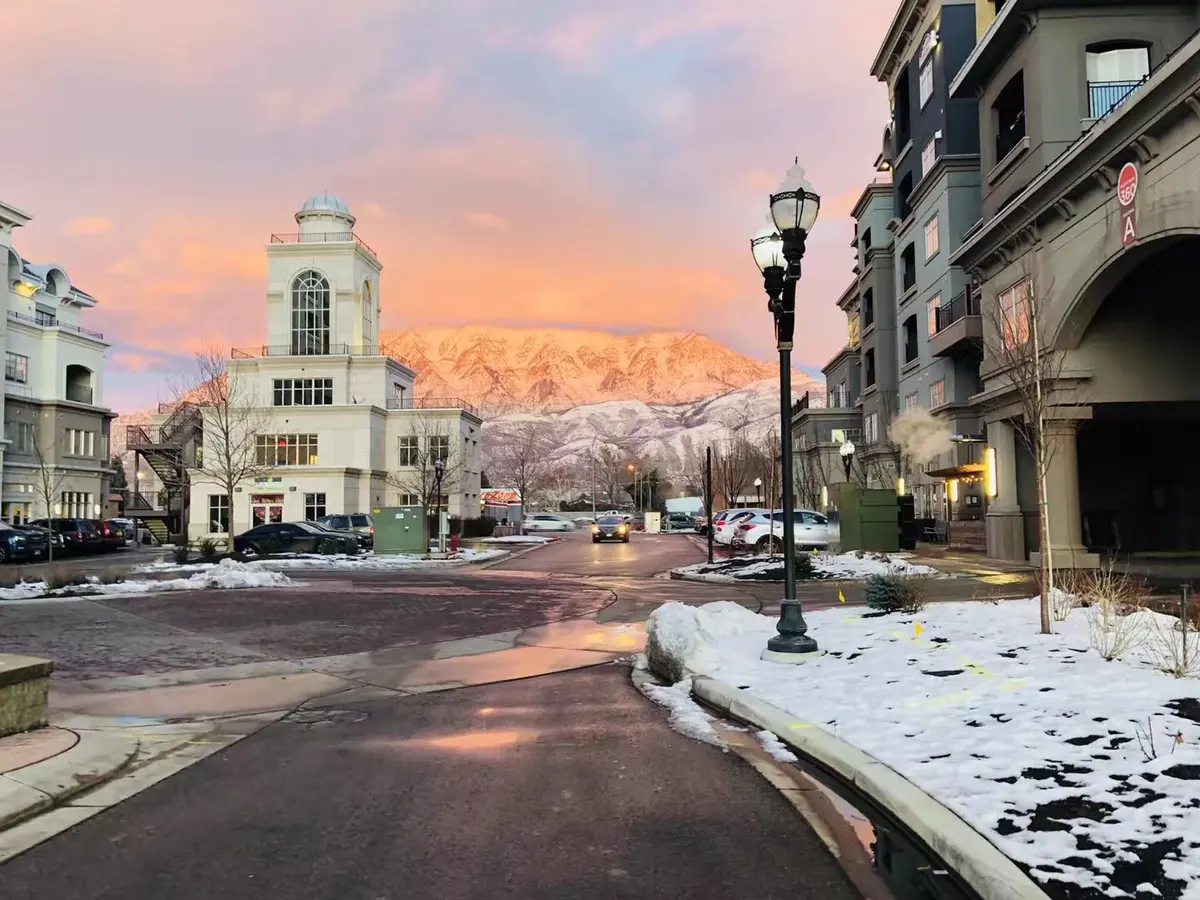 美国学生中心与雪山城市街景