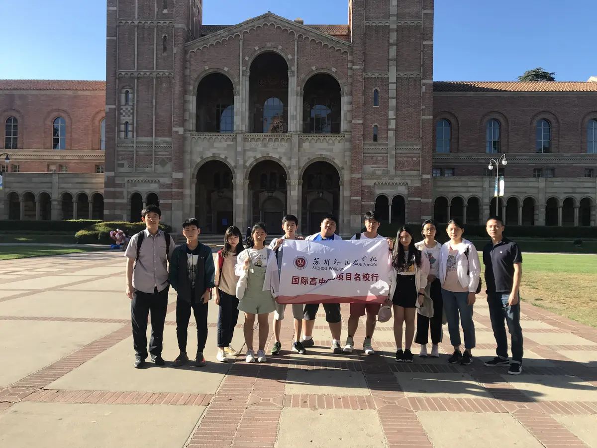 中国学生研学团队在美国大学历史建筑前集体合影