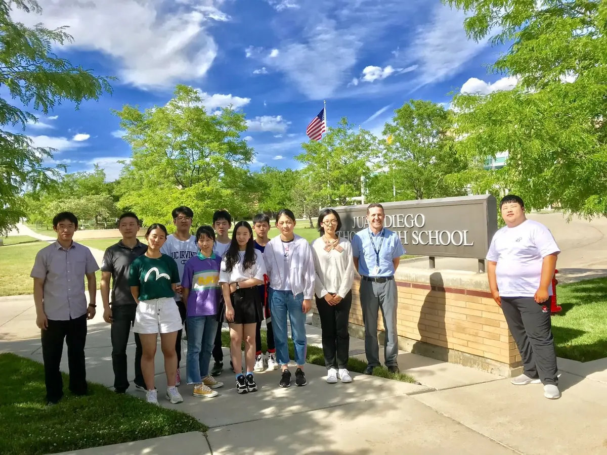 学生团队在美国高中校名墙前集体合影