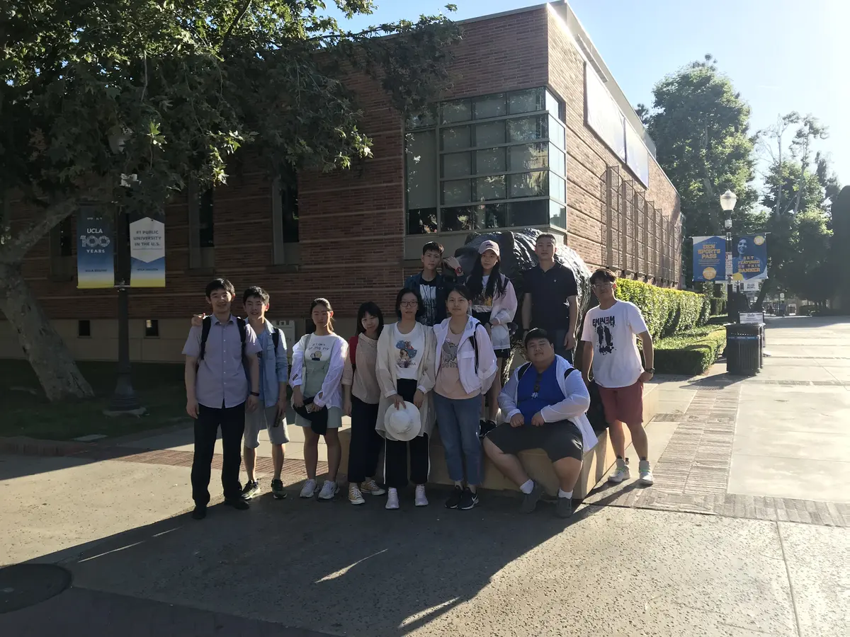 中国学生团队在美国大学学生中心外合影
