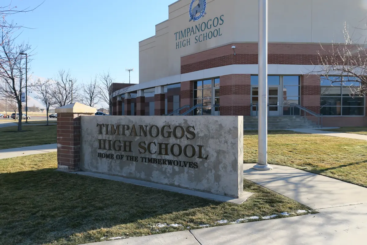 Timpanogos High School校名牌与教学楼
