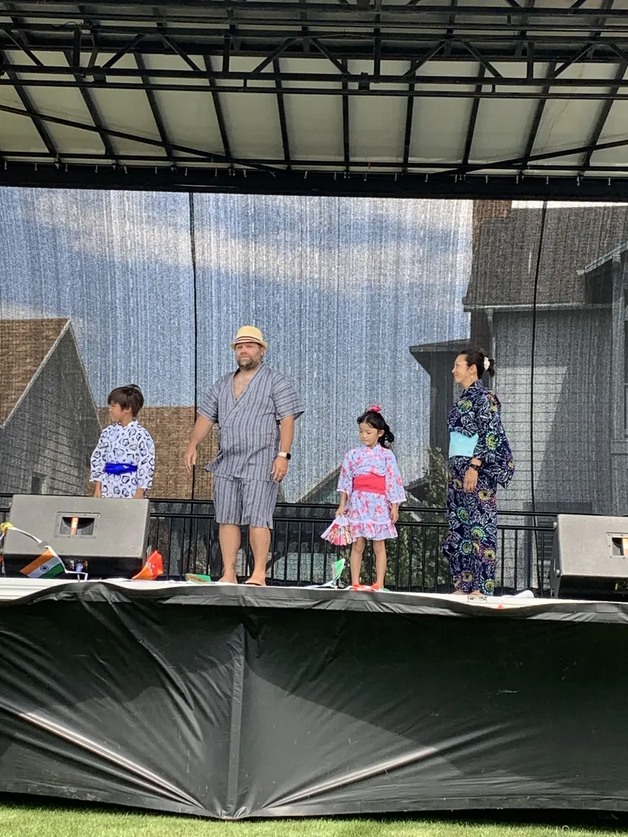 中外家庭在美国社区舞台参与文化演出
