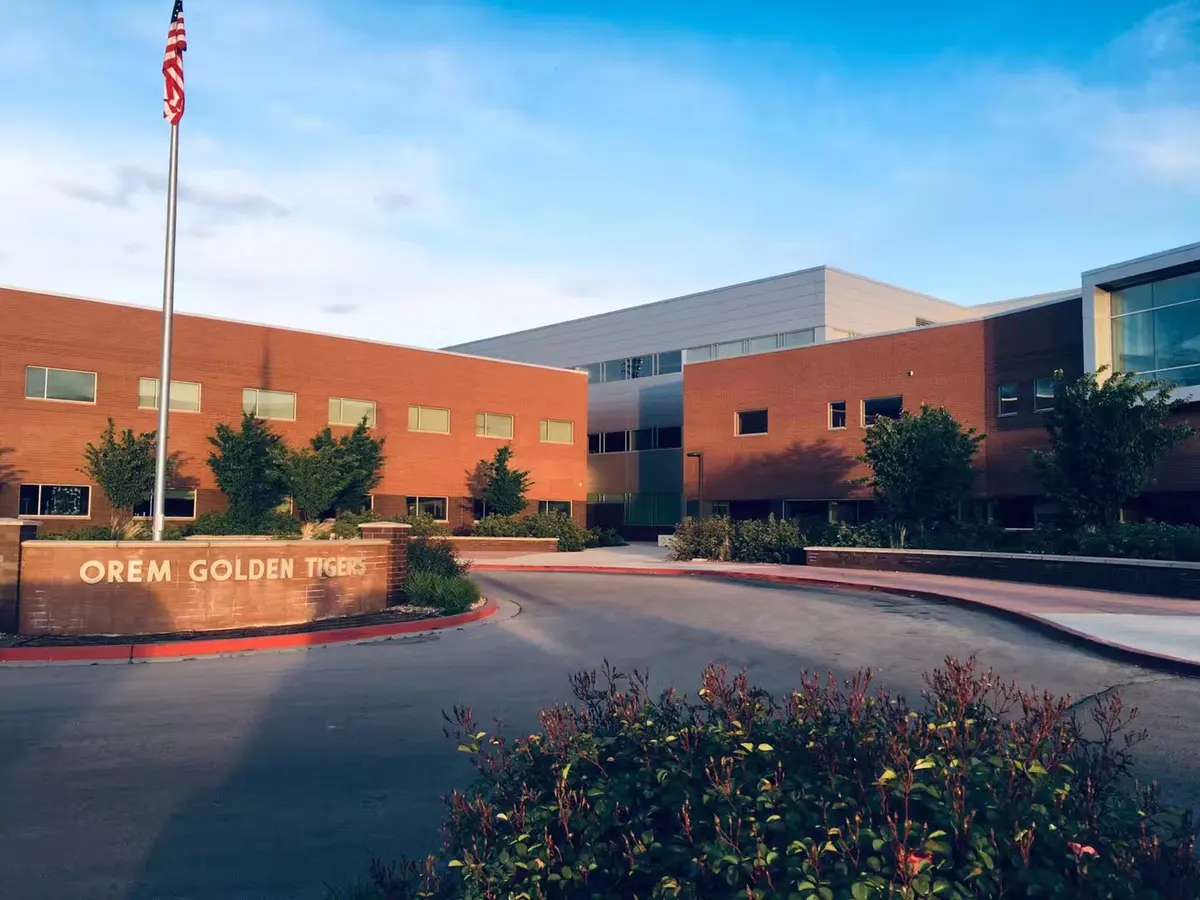 Orem Golden Tigers 校园建筑与主入口
