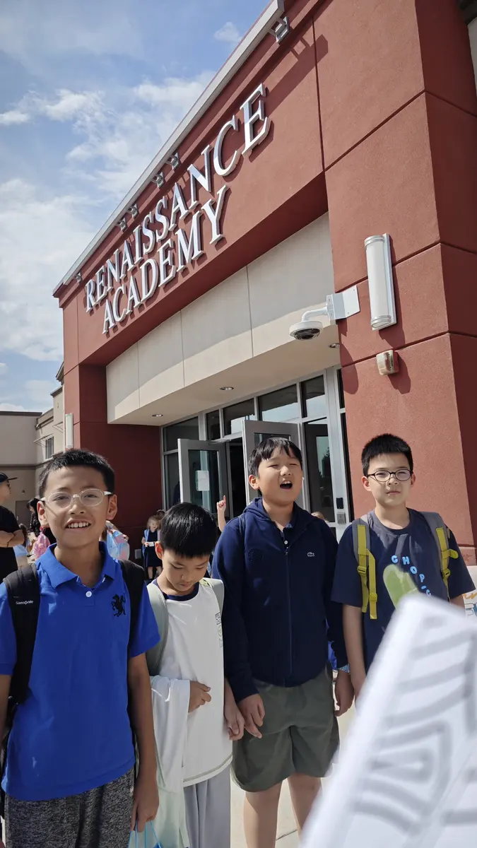 中国学生在美国学校或教育机构入口集体合影
