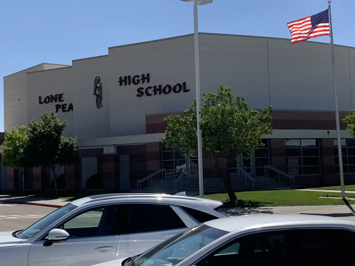 Lone Peak High School教学楼和美国国旗