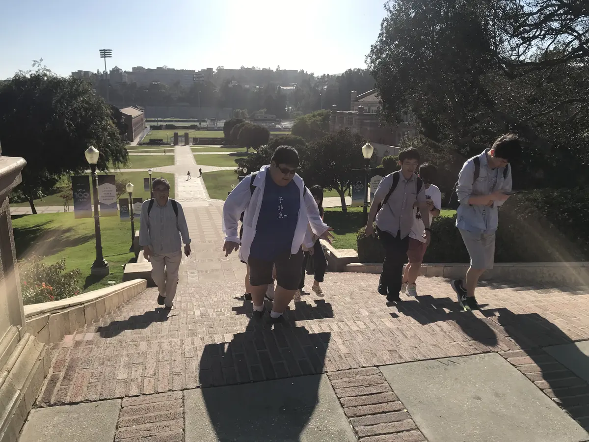 中国学生团队在美国大学校园参加导览