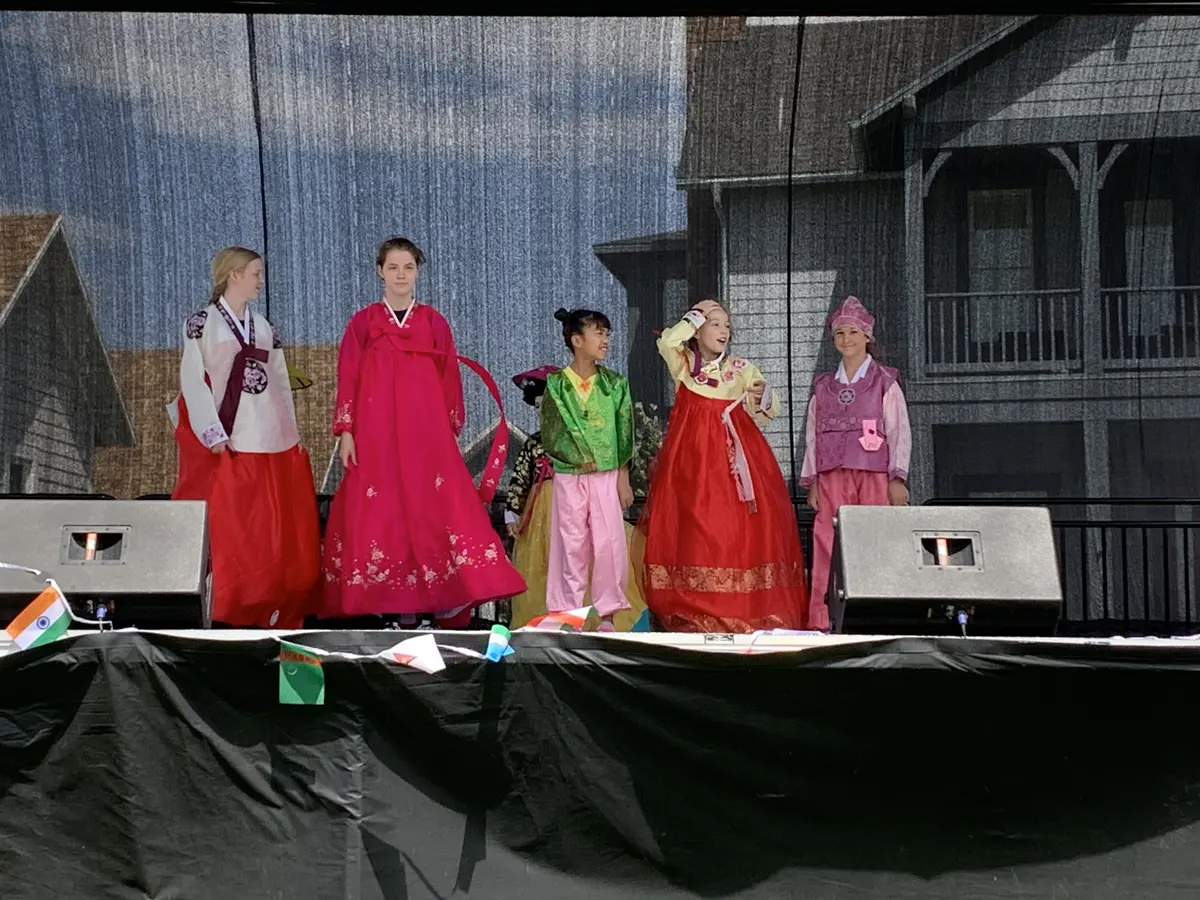 中外家庭在美国社区舞台展示韩国传统服饰