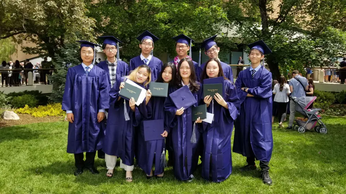 中国学生在美国高中毕业典礼集体合影