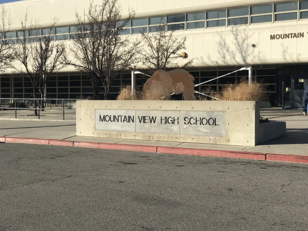 Mountain View High School校名牌与教学楼