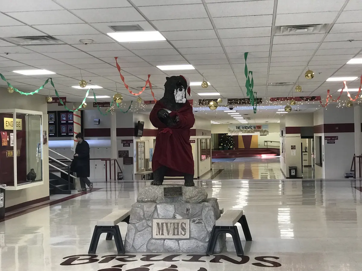 Mountain View High School 校内大厅、吉祥物与校园文化布置