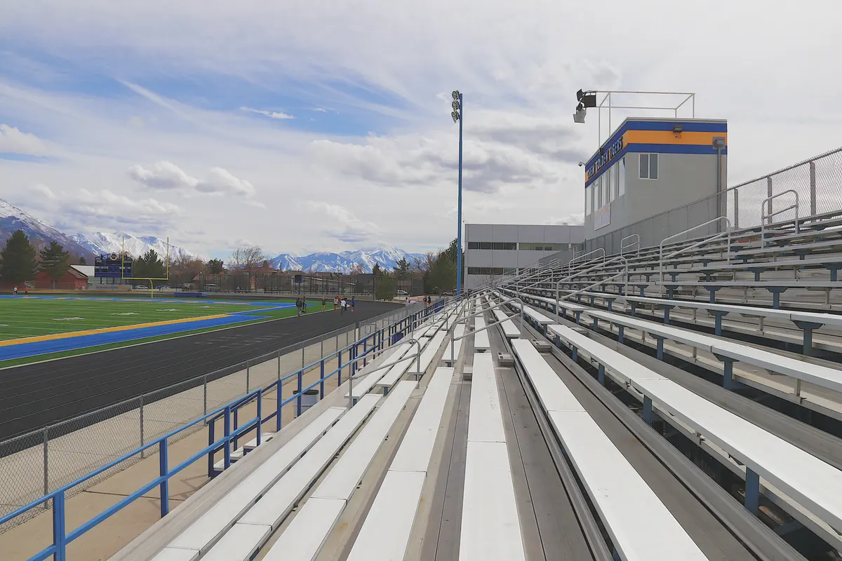 Orem High School 户外体育场与看台