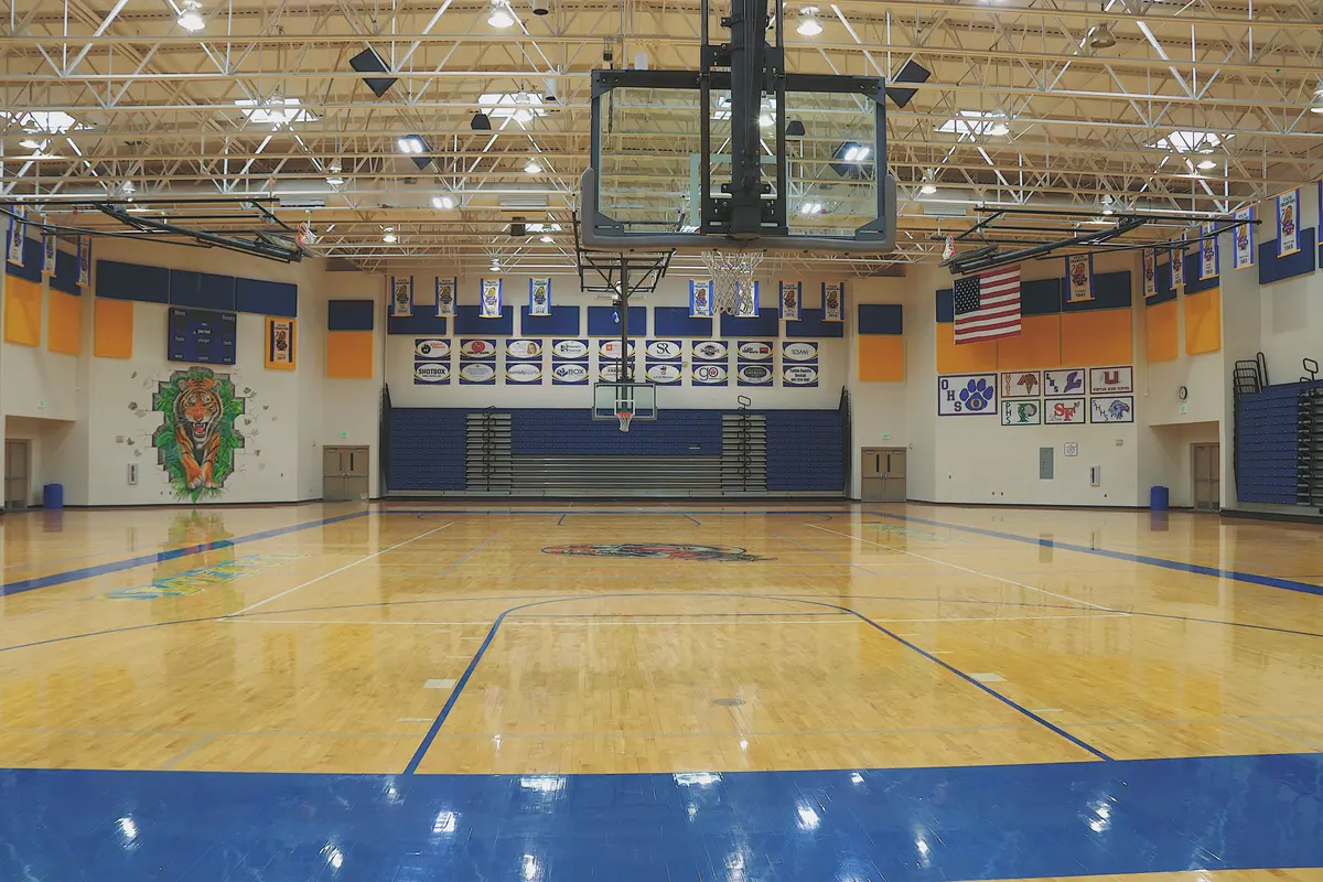 Orem High School 体育馆与校队荣誉展示