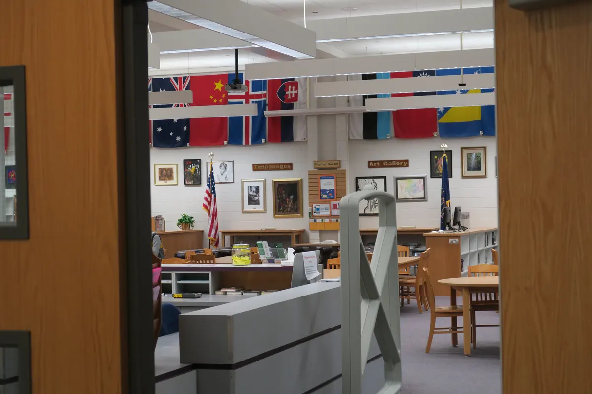 Timpanogos High School 教室内多国旗帜与国际文化布置