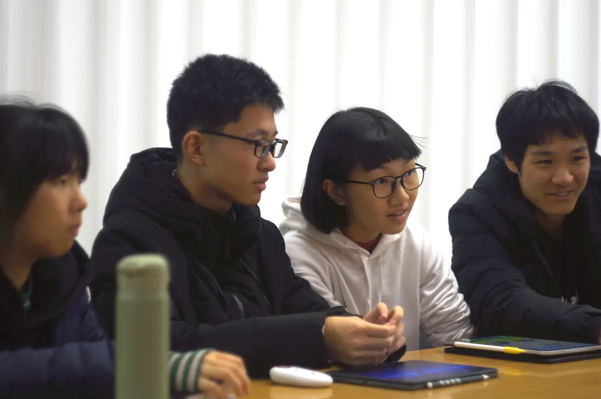 学生在课堂内参加双向学习与小组交流
