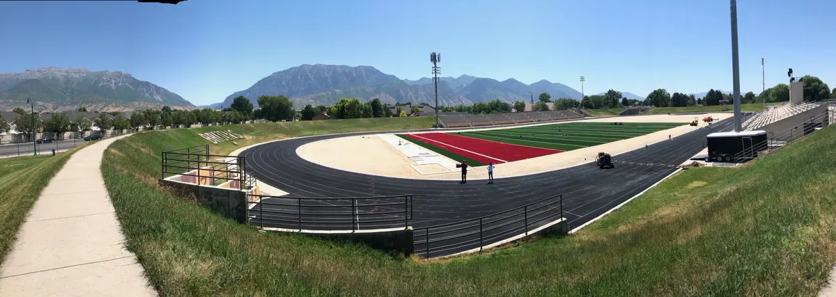 Mountain View High School田径场与山景