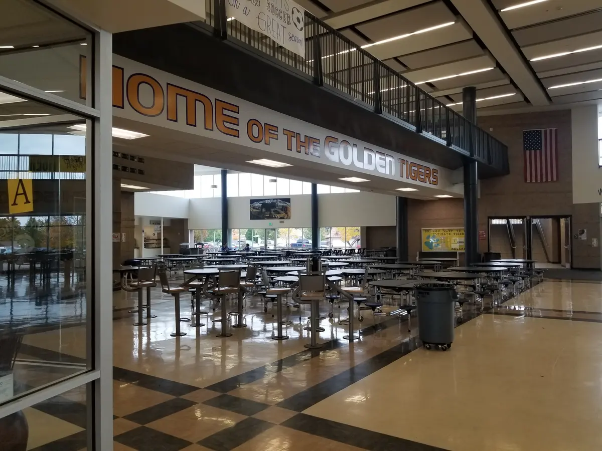 Orem High School学生餐厅与校园公共空间