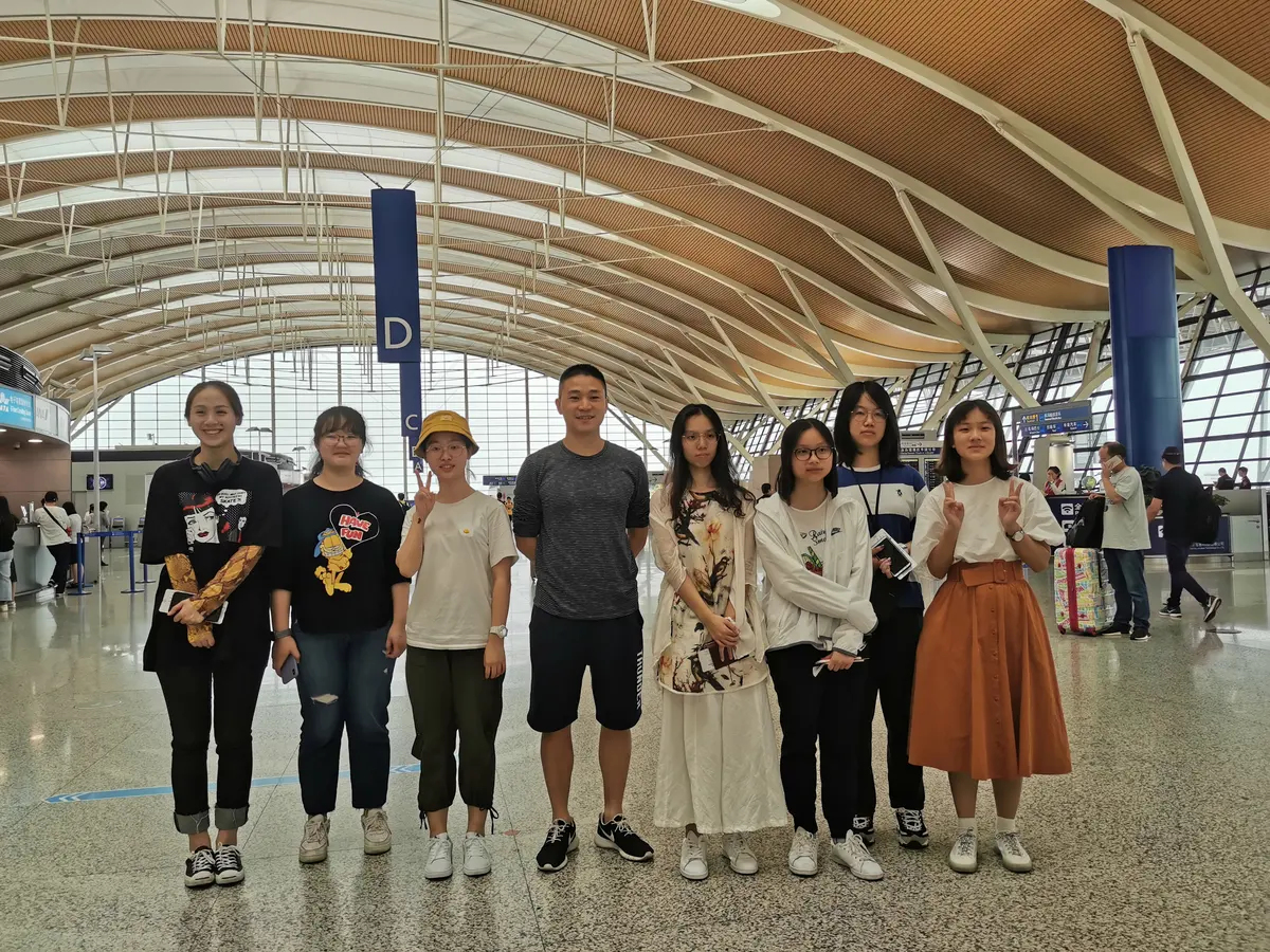学生与项目人员在美国机场抵达大厅合影