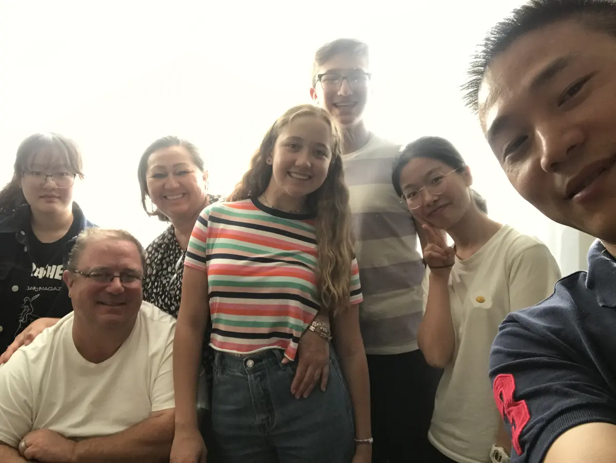 中国学生与美国接待家庭在住家内轻松合影