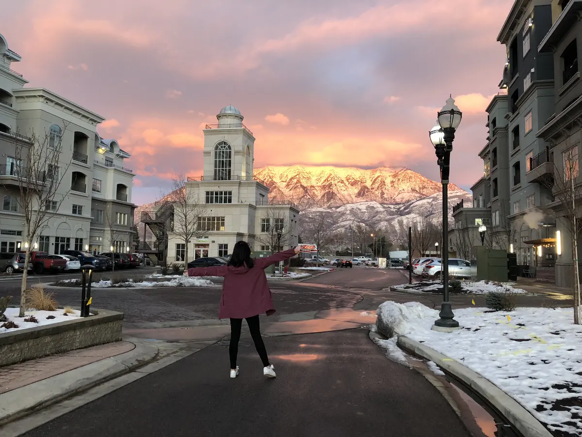 学生在犹他州雪山背景下的社区街区留影