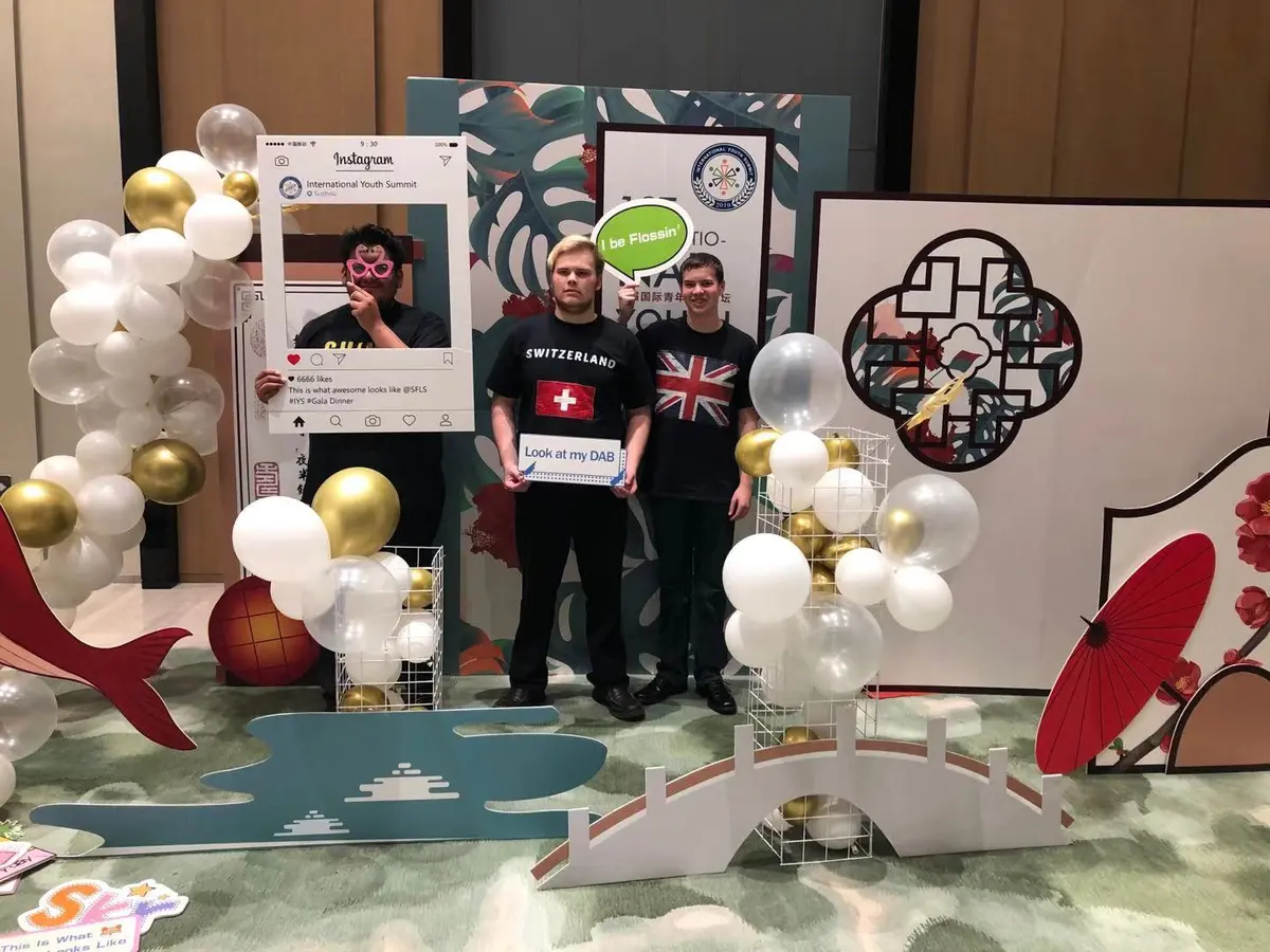 国际青年峰会参与者在活动现场合影
