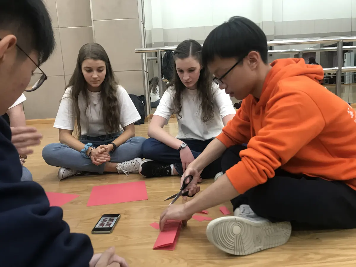 中美学生共同参加课堂协作活动