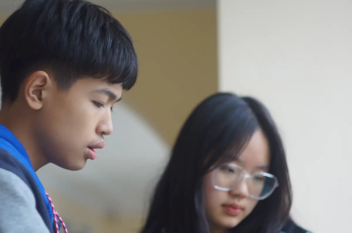 中国学生在双向课堂中参加学习活动